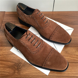 Zapatos formales de cuero para negocios, de diseño nuevo y hechos a medida. Zapatos Oxford de hombre con parte superior de cuero genuino y brocado de charol. - Product Image 2
