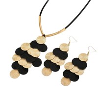 Ensemble de Bijoux Femme Punk Exagéré Multi-Couche Disque Bicolore Couture Boucles d'Oreilles Collier Mode Femme Cercle Noir Superposé