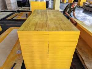 Tablero de Contrachapado de 3 Capas de 21 mm y 27 mm, <span class=keywords><strong>Panel</strong></span> Amarillo de Madera de Pino para Encofrado con Recubrimiento de Pegamento UV, <span class=keywords><strong>Panel</strong></span> de 3 Capas - Product Image 1