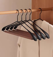 Cintre en bois de hêtre de luxe léger, acier givré, antidérapant, design à épaules larges, utilisé pour suspendre des vêtements haut de gamme
