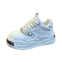 En 2025, les chaussures de skate rétro à semelle épaisse et rehaussantes pour hommes deviendront un succès. Ces nouveaux articles décontractés haut de gamme blancs