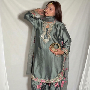 Salwar Kameez Gris para Mujer con Bordado Floral Rosa, Largo hasta el Tobillo, Estilo Tradicional Indio-Pakistaní para Bodas y Fiestas, Corte Regular - Product Image 1