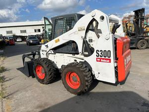 Chargeuse compacte sur pneus Bobcat S300 d'occasion, d'origine américaine, pour la manutention de matériaux sur chantier agricole - Product Image 3