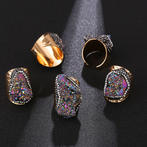 E802 Modischer Natürlicher Quarz Pavé-Manschettenring Unregelmäßiger Drusen-Goldring Offener Großer Steinring Herrenschmuck - Product Image 3