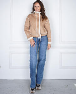 कस्टम ओम महिलाओं की बेज नकली सूड जैकेट. लैममी-लुक कॉलर और कफ, आकस्मिक गिरावट के लिए छिपा ज़िप - Product Image 5