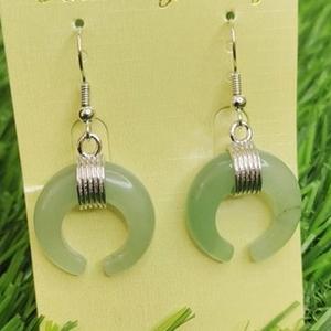 Ensemble de boucles d'oreilles en pierre d'aventurine verte en forme de lune taillée sculptée Bijoux de mode Style amoureux Cristal de quartz Pierre semi-précieuse Artisanat - Product Image 1