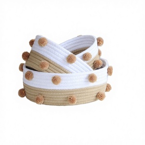 Cesta de Algodón Tejida Plegable Pequeña Rosa y Blanca con Pompones para Maquillaje, Toallas y Regalos, Ideal para Sala de Estar - Product Image 4