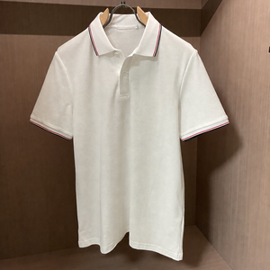 Polo en piqué blanc de haute qualité, personnalisable en gros, à manches courtes, avec col et poignets rayés bleu marine et rouge, pour hommes - Product Image 2
