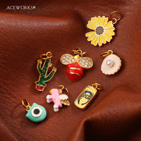 Galería Whimsy Pop |   Colgante de Acero Inoxidable con Baño de Oro PVD de 18K y Esmalte Vibrante |   Impermeable, Hipoalergénico y Resistente al Deslustre