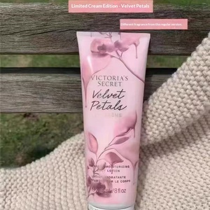 Lotion corporelle <span class=keywords><strong>Victoria</strong></span>'s <span class=keywords><strong>Secret</strong></span> Velvet Petal, parfum velours, hydratante, parfum longue durée, <span class=keywords><strong>pour</strong></span> femme, 236 ml, utilisation en soirée, convient à tous les types de peau - Product Image 6