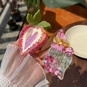 กิ๊บติดผมอะซิเตทลายการ์ตูนสตรอว์เบอร์รี่น่ารักอเนกประสงค์ กิ๊บหนีบผมทรงผลไม้คุณภาพสูงสำหรับผู้หญิง - Product Image 1