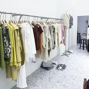 Porte-vêtements suspendu mural porteur en acier inoxydable personnalisé boutique <span class=keywords><strong>magasin</strong></span> <span class=keywords><strong>de</strong></span> vêtements présentoirs <span class=keywords><strong>de</strong></span> vêtements au détail - Product Image 4