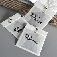 Étiquette de carte en carton à impression personnalisée emballage de vêtement étiquette volante étiquettes volantes pour vêtements