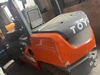 Chariot élévateur TOYOTA d'occasion 90% neuf, capacité de levage nominale de 3 tonnes, haute qualité et prix bas, à vendre