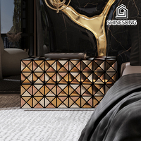 Table de chevet design miroir avec incrustation géométrique triangulaire en mosaïque, multi-tiroirs, pour hôtel de luxe, villa, chambre principale