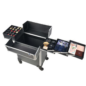 Valise de maquillage professionnelle multi-couches avec roulettes et poignée pour artistes, design noir uni avec empiècements. - Product Image 1