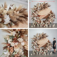 Arche florale ronde rétro en herbe de la pampa, drapée de tissu, pour toile de fond de mariage, décoration d'événements bohèmes