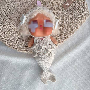 Solo Ropa: Conjunto de Sirena Hecho a Mano para Muñeca Crybaby de 13CM, Estilo Fiesta Canción del Atardecer, con Colgante y Ropa de <span class=keywords><strong>Bebé</strong></span> <span class=keywords><strong>Llorón</strong></span>, Ropa de Pescado Tejida - Product Image 4