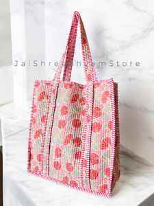 Sac fourre-tout en coton imprimé à la main avec motifs floraux traditionnels et texture matelassée, conçu pour la vie quotidienne moderne et les besoins de transport réutilisables - Product Image 4