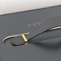 Boîte cadeau en carton noir à couvercle magnétique de luxe personnalisé avec gaufrage Emballage rigide haut de gamme pour la stratification mate de farine de valise