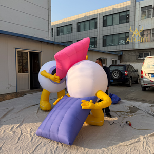 Mascotte Monstre aux Grands Yeux Assise sur un Canapé pour la Décoration de Fête de Cinéma - Product Image 5