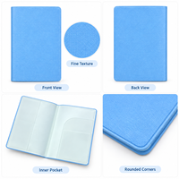 Étui Porte-Passeport en Cuir PU Souple avec Poche Intérieure Transparente et Emplacement pour Carte d'Embarquement – Idéal pour les Voyages et Vacances – Couleurs Personnalisables – Vente en Gros OEM