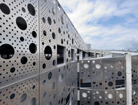 Personnalisation Poinçonnage de panneaux de revêtement en aluminium perforé PVDF revêtement de mur-rideau en aluminium placage de couverture pour façades de bâtiment