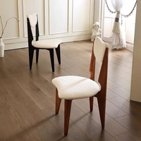 Chaise de salle à manger design simple et moderne de style farmhouse avec dossier haut, revêtement en velours Teddy, structure en bois massif pour salon et restaurant