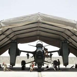 เต็นท์ที่พักพิงกรอบก้างปลาเกรดยุทธวิธีแบบแยกส่วนพร้อมโครงสร้างอลูมิเนียมสำหรับโรงเก็บเครื่องบินและการใช้งานในสนาม - Product Image 1