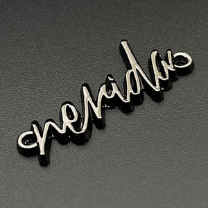 2023 personalizado 2 agujeros grabado Placa <span class=keywords><strong>de</strong></span> Metal Logo Metal marca privada carta placa Metal Logo <span class=keywords><strong>para</strong></span> accesorios <span class=keywords><strong>de</strong></span> <span class=keywords><strong>ropa</strong></span> - Product Image 3