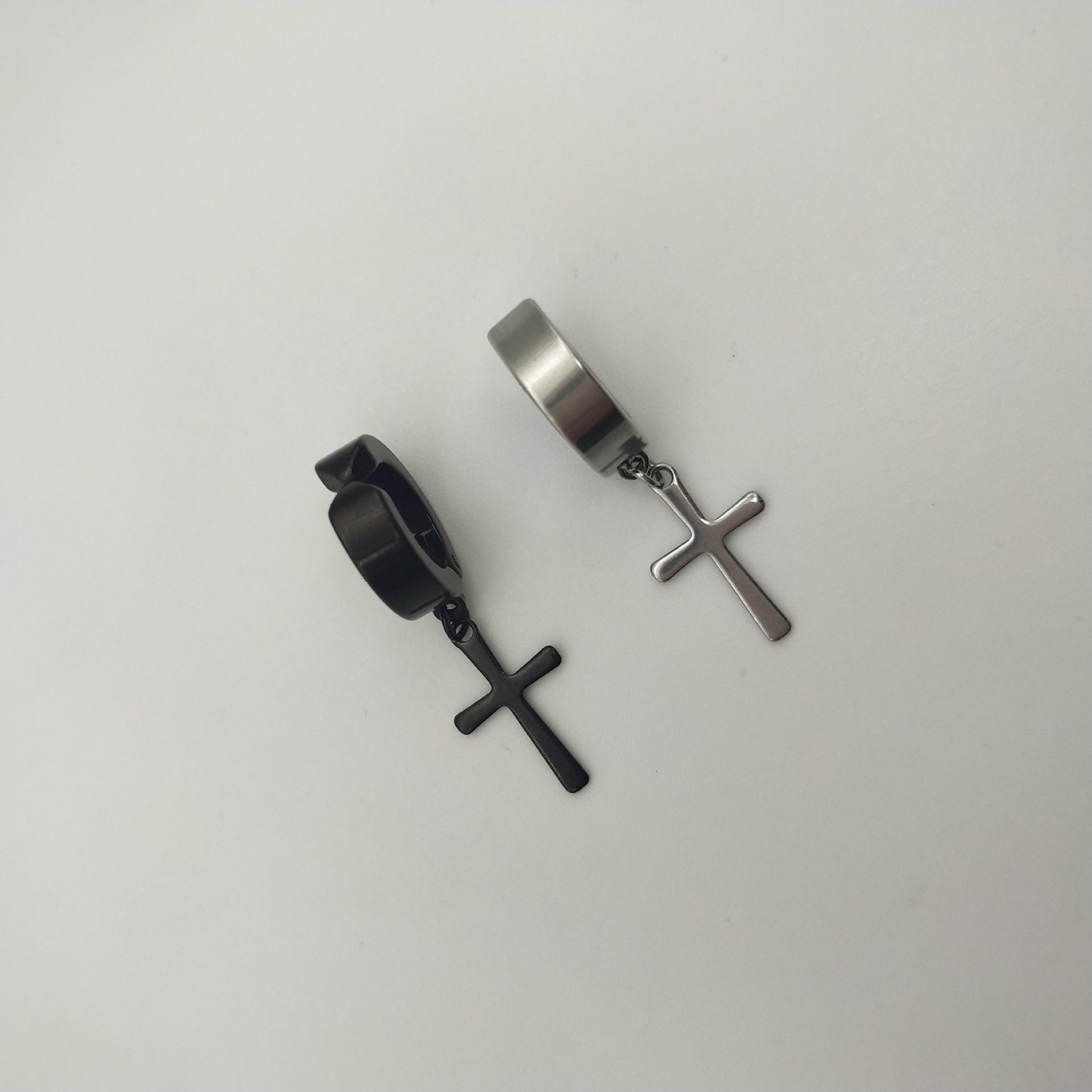 Une paire de fines croix en argent