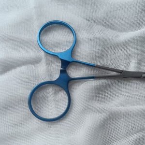 Premium handmatige FUE-pincet met gekartelde punt - titanium/roestvrij staal, antislip, ergonomische ringgreep |   Kliniek Haar - Product Image 5