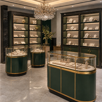 Vitrine Coulissante en Verre Haut de Gamme Personnalisée avec Portes en Bois Massif, Éclairage LED et Designs Présentés, Idéale pour Foulards, Colliers et Bijoux