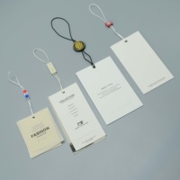 Etiquetas Colgantes de Papel de Lujo con Logotipo de Diseño de Moda Personalizado, Etiquetas Colgantes en Relieve para Ropa