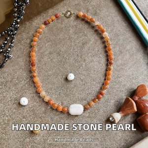 Collar Unisex Hecho a Mano con Cuentas de Piedra Natural Naranja y Perlas de Agua Dulce, Diseño Clásico de Invierno, Chapado en Oro de 18K - Product Image 2