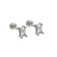 Pendientes de tuerca de cobre con circonita de corte rectangular de cuatro garras y parte trasera plana, ideales para dormir, que transmiten un estilo elegante y sofisticado.