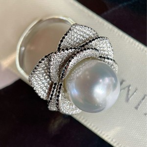 Bague de luxe vintage en diamant, perle d'eau douce naturelle avec un fort éclat blanc, camélia rond, bijoux de luxe légers - Vente en gros - Product Image 4