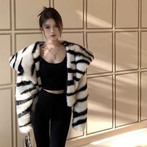 <span class=keywords><strong>Cappotto</strong></span> in Ecopelliccia con Collo Blu Navy, Motivo Zebrato <span class=keywords><strong>Bianco</strong></span> e Nero, per Donna, Autunno Inverno - Product Image 5