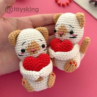 Peluche chat en crochet en forme de cœur - Fait main pour la Saint-Valentin, adorable poupée chaton sur le thème de l'amour avec cœurs brodés, chat de la Saint-Valentin