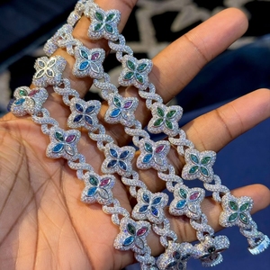 Bracelet tennis éblouissant en argent sterling 925 plaqué or, avec maillons infini et trèfle à quatre feuilles de 8 mm, entièrement pavé de moissanite colorée - Product Image 2