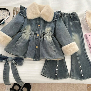 Set Invernale per Bambine in Denim Foderato in <span class=keywords><strong>Pile</strong></span>, Cappotto con Collo in Pelliccia Sintetica e Coulisse in Vita, Pantaloni a Zampa con Decorazioni di Perle, Completo Due Pezzi - Product Image 2