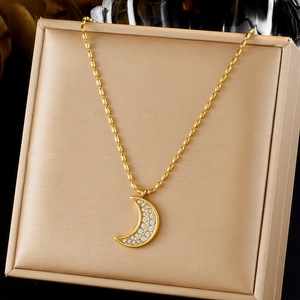 Collana con Ciondolo <span class=keywords><strong>Luna</strong></span> in Acciaio Inossidabile Placcato Oro con Diamanti, Design alla Moda, Gioiello Semplice TGXL11132 - Product Image 1