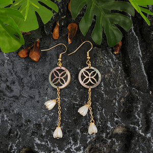 Joyería hawaiana Concha flor alambre envuelto hecho a mano jazmín pendientes de cuentas - Product Image 5