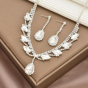 Elegante Conjunto de Joyería Nupcial de Circones: Collar Alado y Pendientes de Lágrima para Bodas y Eventos Nocturnos Glamurosos - Product Image 4