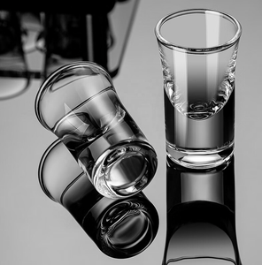 Ensemble de verres à shot à fond épais de 25 ml, lot de 6 verres à shot transparents durables pour bar commercial, restaurant de sushis, vente <span class=keywords><strong>en</strong></span> <span class=keywords><strong>gros</strong></span> - Product Image 1