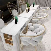 Meubles de salon de beauté au style moderne, design élégant, table de manucure en velours et marbre