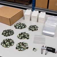 Pins de Esmalte Suave Personalizados con Líneas Metálicas en Relieve para Marcas, Artistas, Eventos y Mercancía, MOQ 50