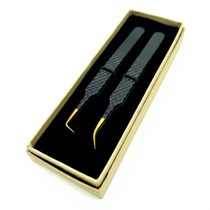 Pinzas para Pestañas de Marca Personalizada, Acero Inoxidable, Acabado Mate Negro, Agarre de Diamante, Puntas Doradas a 90 Grados, Herramientas de Extensión de Precisión - Product Image 1