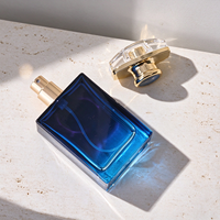 Flacon de parfum en verre bleu dégradé 50ml 1.7oz, base lourde, corps carré, bouchon arqué à facettes transparent, vente en gros, approvisionnement en vrac