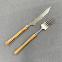 Kit de couverts de table en bois d'olivier et acier Damas, couteau à steak dentelé et fourchette, léger, 67 couches d'acier Damas